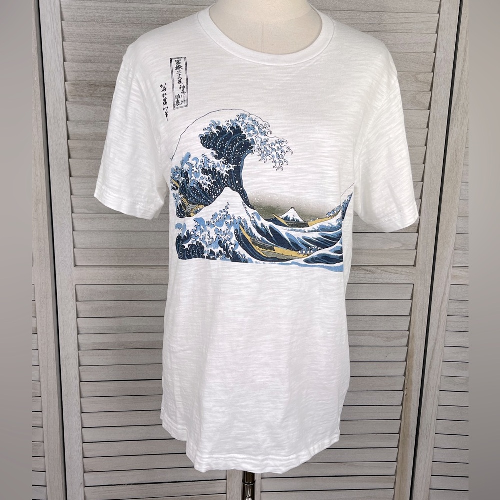 UNIQLO Men's The Great Wave Hokusai Blue Cotton Tee-Small